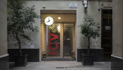 Fachada de la sede de Iniciativa per Catalunya (ICV) en el passatge del Rellotge de Barcelona.