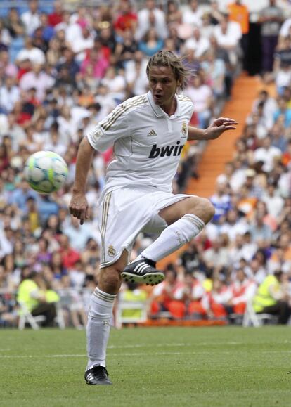 Fernando Redondo controla el balón durante el partido solidario ante el Manchester United.