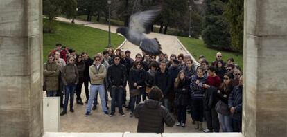 Un profesor imparte clase a sus alumnos en un parque de Madrid como protesta por los recortes en educaci&oacute;n. 