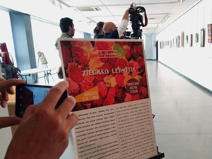 Cartel anunciador de la exposición del terrorista Jon Bienzaobas en Galdakao.