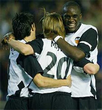 Vicente, Mista y Sissoko (de izqda. a dcha.) celebran uno de los goles anotados por el Valencia.