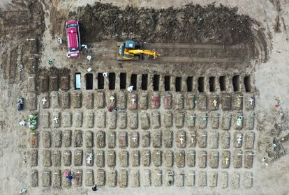 Fotografía aérea tomada con un dron que muestra el entierro de vítimas de coronavirus en un cementerio de Yakarta, Indonesia, este viernes. El país asiático registró el miércoles por primera vez más de 1.000 muertos en la peor ola en el archipiélago, donde hay carencia de tanques de oxígeno en los hospitales para atender a los contagiados.