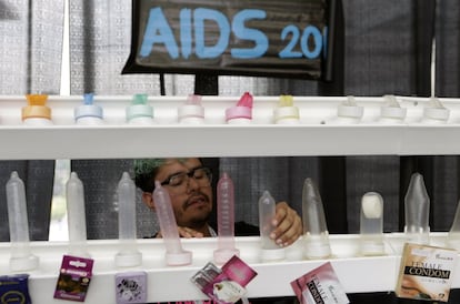 Diferentes organizaciones han aprovechado la conferencia para dar a conocer sus iniciativas. En la fotografía, Adrián González, del 'Proyecto Condón', una organización que busca promover el uso del preservativo.