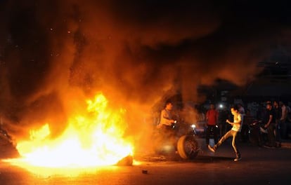 Disturbios durante una marcha en Beirut para exigir la liberación de los secuestrados ayer en Alepo.