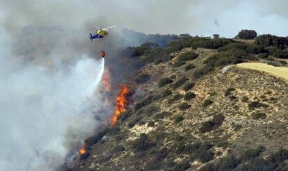 Un helicóptero, en el incendio declarado en Humanes (Guadalajara).