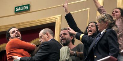 Western Sahara supporters are evicted from Congress as lawmakers vote on a measure condemning last month's violence.