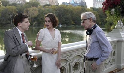 Jesse Eisenberg, Kristen Stewart y Woody Allen en el rodaje de 'Cafe Society'.