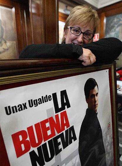 Helena Taberna, con el cartel de su película en Granada.