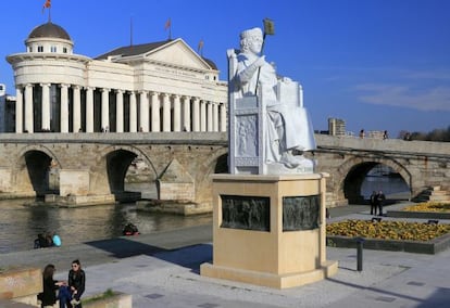 El puente de pierda de Skopje y, al fondo, el Museo Arqueológico.