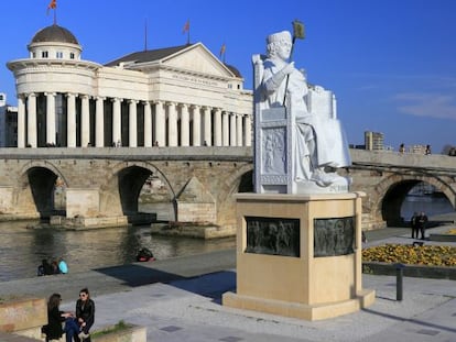 El puente de pierda de Skopje y, al fondo, el Museo Arqueológico.