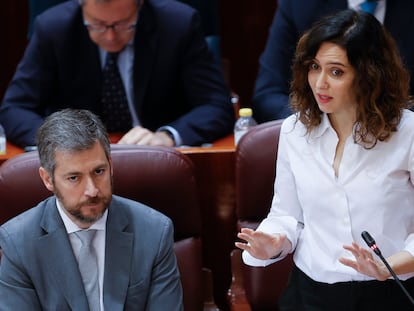 La presidenta de la Comunidad de Madrid, Isabel Díaz Ayuso (d), interviene durante la sesión de control en la Asamblea de Madrid, este jueves.