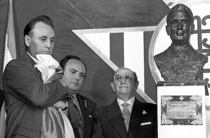 Manuel Ruiz de Lopera abraza emocionado la bandera del Betis tras descubrir un busto de su persona en el campo de fútbol Benito Villamarín de Sevilla, el 3 de octubre de 1994. 