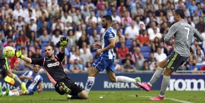Cristiano marca su cuarto gol al Espanyol, ayer en Cornellà.