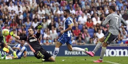 Cristiano marca su cuarto gol al Espanyol, ayer en Cornell&agrave;.