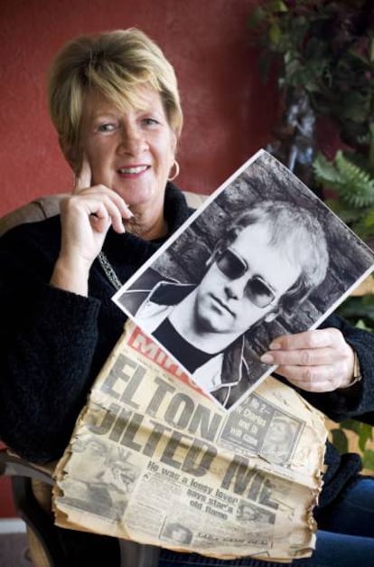 Linda Hannon, ex-namorada de Elton John, com uma foto do cantor quando ainda se chamava Reginald Dwight, e um jornal antigo com sua história.