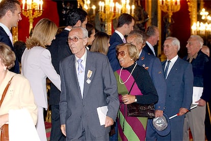 ?ngel Salamanca, uno de los veteranos de la Divisin Azul que ha asistido al desfile militar, durante el besamanos a la Familia Real en la recepcin ofrecida en el Palacio Real con motivo de la Fiesta Nacional.