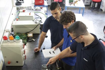 Estudiantes de Formación Profesional en una empresa de Getafe.