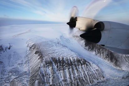Una sección de un glaciar se ve desde un avión de investigación de la NASA en la Bahía de Baffin.