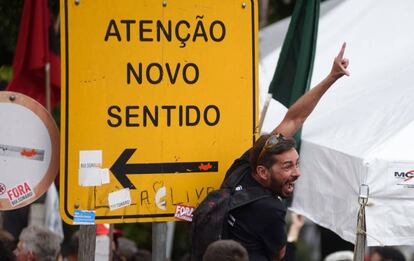 Uno de los fieles a Lula celebra gritando durante el improvisado mitin del expresidente brasileño.