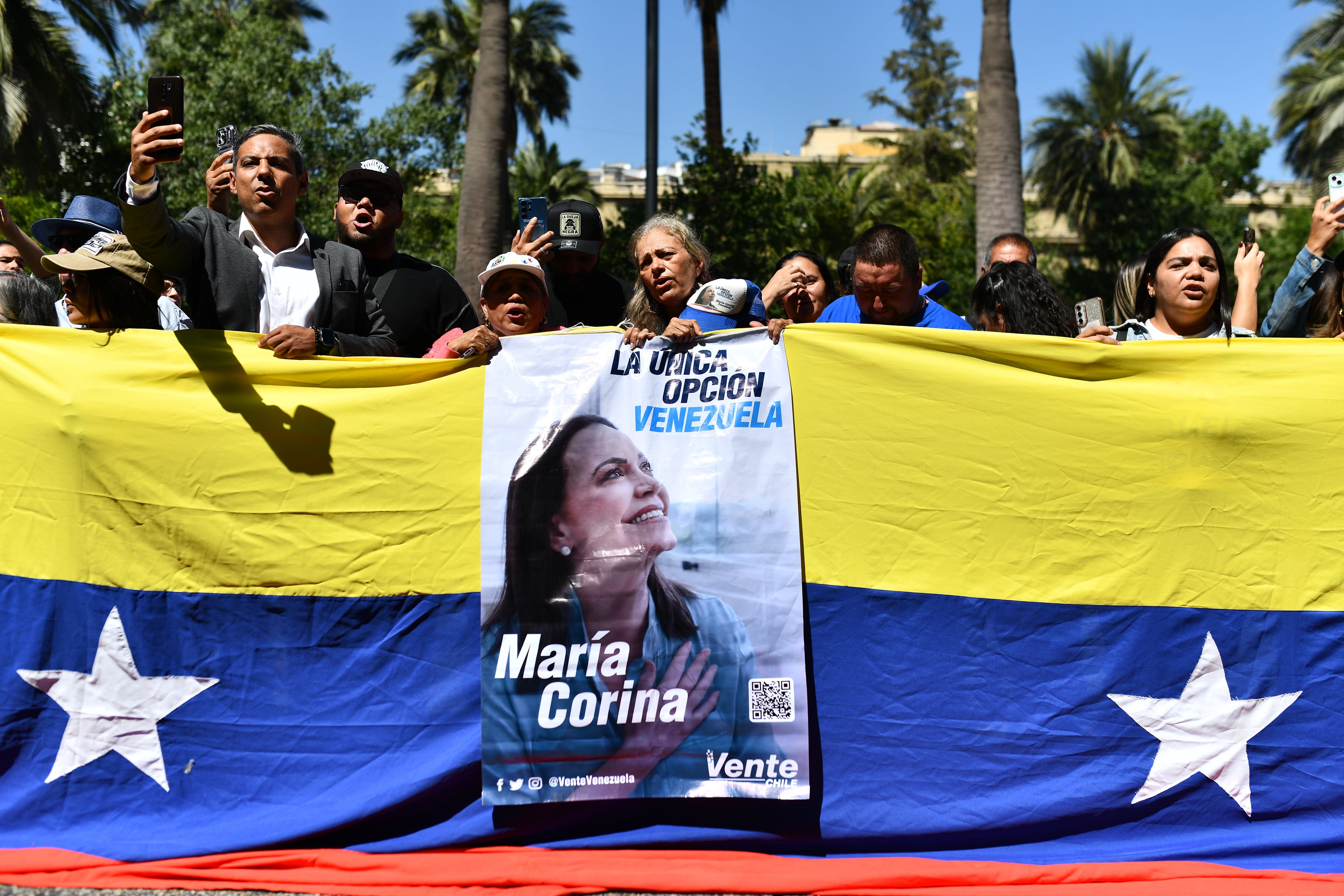 Simpatizantes de María Corina Machado en Santiago, este jueves.