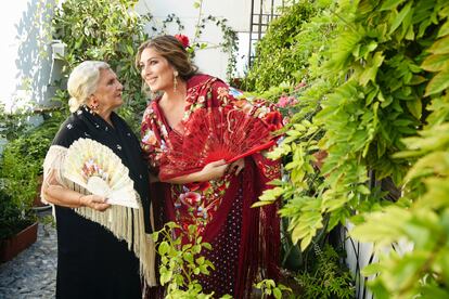 La cantaora Estrella Morente junto a su abuela, Rosario Muñoz.