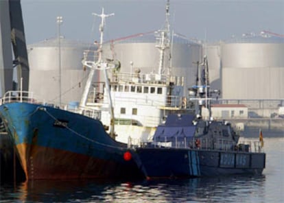 Imagen del <i>South Sea</i>, atracado junto a un buque de aduanas de la Guardia civil en el puerto de Vilagarcía (Pontevedra).