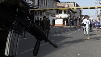 Soldados y forenses trabajan en el sitio donde explotó la moto bomba en Jamundí, el 20 de mayo.