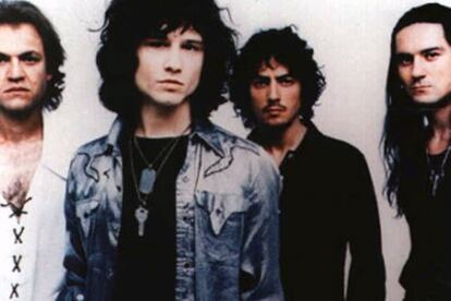 <b>Ayer</b>. Primero góticos blandos, se convirtieron en barrocos duros y terminaron como la banda de rock churrigueresco y bocazas más famosa de España. Tanto que vendieron dos millones de discos. <b>Hoy</b>. Bunbury, el maño más famoso después de la Virgen del Pilar, y la voz más potente desde Raphael, ha recibido el premio Mtv al mejor artista español. <b>Por esa boquita</b>: "Queremos ser la mejor banda de rock de todos los tiempos" (Bunbury, 1993).