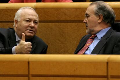 El ministro de Exteriores, Miguel Ángel Moratinos, junto al vicepresidente económico, Pedro Solbes, en el Senado.