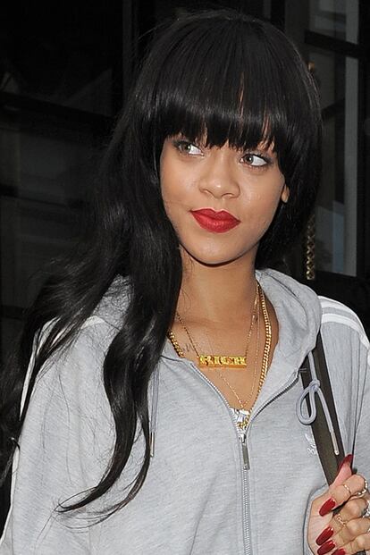 Hay peinados que nunca mueren: la melena ultralisa con flequillo tupido. Si Rihanna, pionera en todo lo que a cabello se refiere, se lo ha hecho, hay que tomar nota.