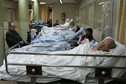 Una de las salas de urgencia del hospital de Vall d&#39;Hebron, de Barcelona, ayer.