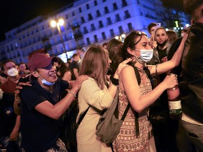 Cientos de personas celebran en la Puerta del Sol de Madrid el fin del estado de alarma.