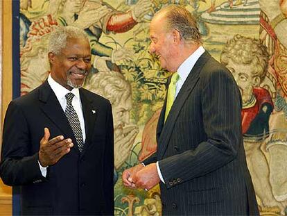 El Rey conversa con Kofi Annan, secretario general de la ONU, en el palacio de la Zarzuela.