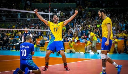 Serginho, Evandro e Maurício Borges comemoram ponto contra a Itália na final.