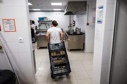 Andrea entrega productos ecológicos en la cocina de la escuela infantil La Melonera, situada al sur de Madrid. 