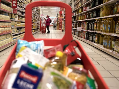 Cesta de la compra llena de productos básicos, en una foto de archivo.