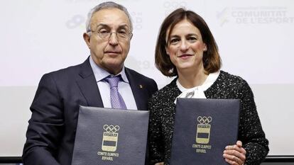Alejandro Blanco, presidente del Comité Olímpico Español, y Elena Tejedor, directora de la Fundación Trinidad Alfonso, tras la firma de la renovación del Programa de Apoyo a las Competiciones de la Comunidad Valenciana.