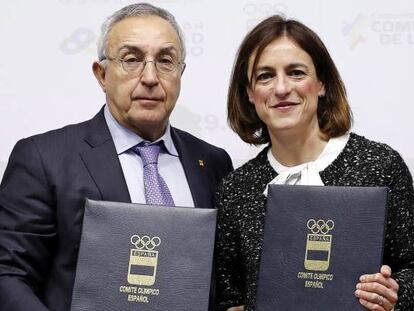 Alejandro Blanco, presidente del Comité Olímpico Español, y Elena Tejedor, directora de la Fundación Trinidad Alfonso, tras la firma de la renovación del Programa de Apoyo a las Competiciones de la Comunidad Valenciana.