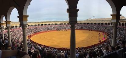 La plaza de la Maestranza, llena en tarde de Feria de Abril.