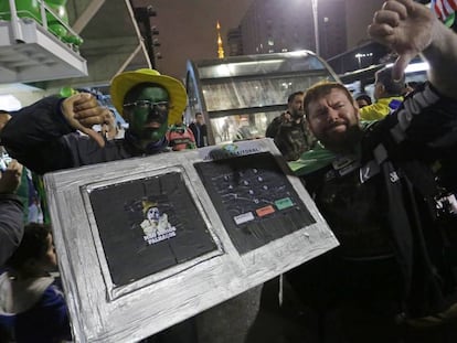 Apoiadores de Jair Bolsonaro celebram resultado na avenida Paulista e protestam contra a urna eletrônica.