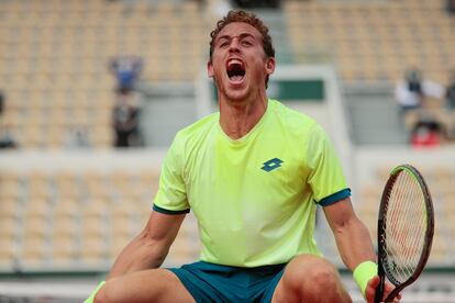 Carballés celebra su victoria contra Shapovalov en la Suzanne Lenglen de París.
