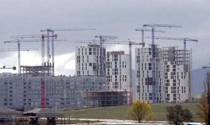 Varios edificios de viviendas en construcci&oacute;n. 