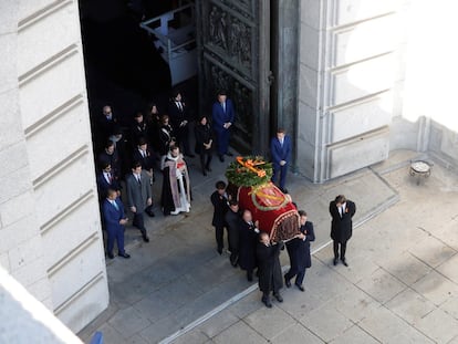 Los familiares de Francisco Franco portan el féretro con los restos mortales del dictador tras su exhumación en la Basílica del Valle de los Caídos el 24 de octubre de 2019.