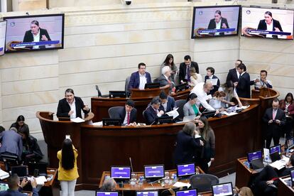 El senador colombiano Gustavo Bolívar (i) habla sobre la reforma tributaria en la plenaria del Senado.