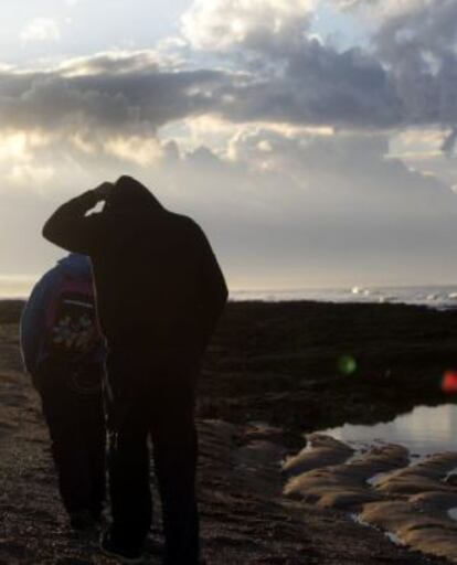 Dos personas buscan hachís en Chiclana.