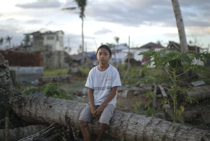 Sharemae, 11 vive en la playa en Tanauan, un pueblo que fue gravemente afectado por el tifón. "Yo estaba muy triste porque destruyó nuestra casa y todo lo que teníamos. Me gusta la carpintería y he ayudado a mi familia a reconstruir una nueva cocina fuera de nuestra nueva casa temporal. Desde el tifón he estado jugando mucho con el móvil y viendo la televisión con mis amigos. Antes solíamos correr y jugar al aire libre, pero ya no. Nuestros padres tienen miedo de que nos lastimemos con objetos filosos tirados en la basura. Mi sueño es estudiar y conseguir un trabajo para poder ayudar a mis padres a tener una vida mejor", cuenta.