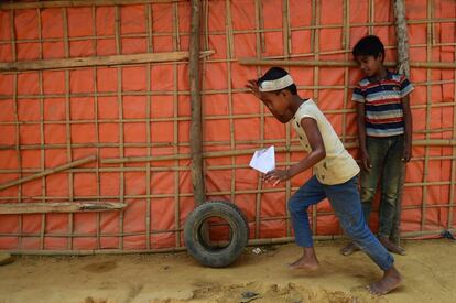 Un refugiado juega con una rueda en el campo de Kutupalong el pasado 5 de abril.