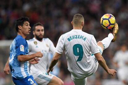 Karim Benzema controlando el balón.