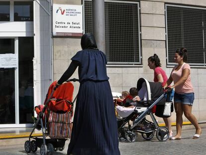Inmigrantes a la entrada de un ambulatorio valenciano. 