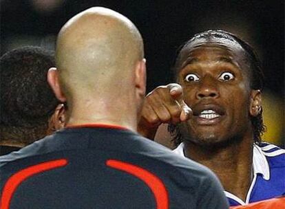 Didier Drogba increpa al colegiado al término del partido Chelsea-Barcelona.